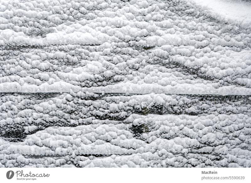 Verschneiter Maschendrahtzaun schnee schneewehen maschenraht maschendrahtzaun winter weiss verwehungen textur