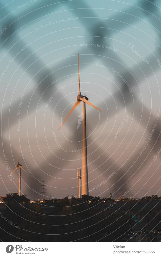 Windkraft zur Förderung von Nachhaltigkeit und grüner Energie in Gent, Belgien. Wind in Energie verwandeln Windmühle Turbine nachhaltig regenerativ Kraft