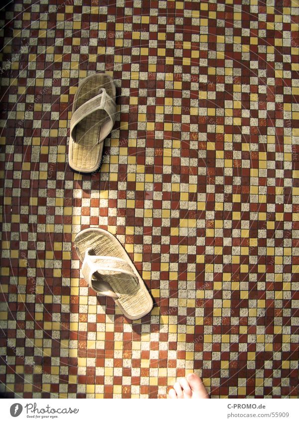 Toller Fußboden Mosaik gelb rot braun Sandale Schwimmbad Wellness Bekleidung Detailaufnahme Fliesen u. Kacheln Spa tiles mosaic red brown foot