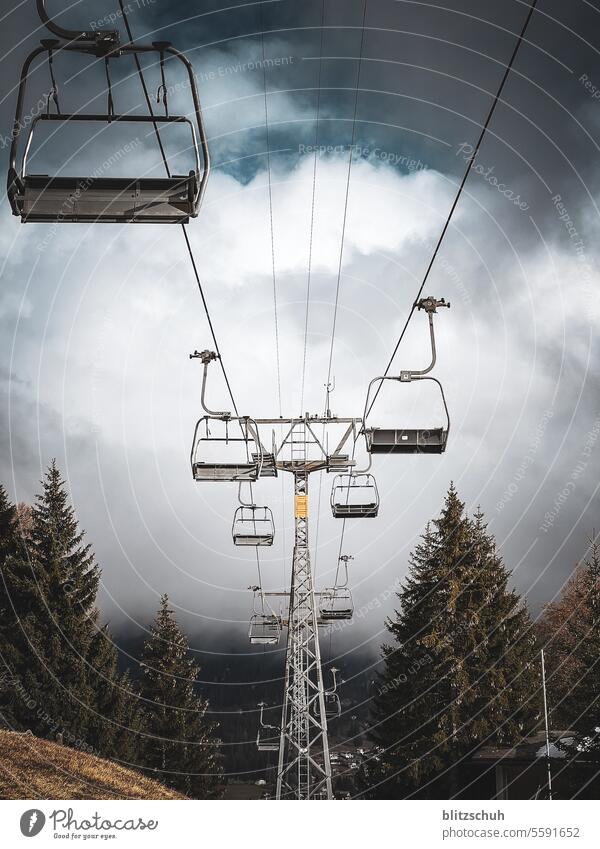 Ein Sessellift wartet auf die Wintersaison Skilift Saison Herbst Berge u. Gebirge Sport Ferien & Urlaub & Reisen Wintersport Himmel Schnee Freizeit & Hobby
