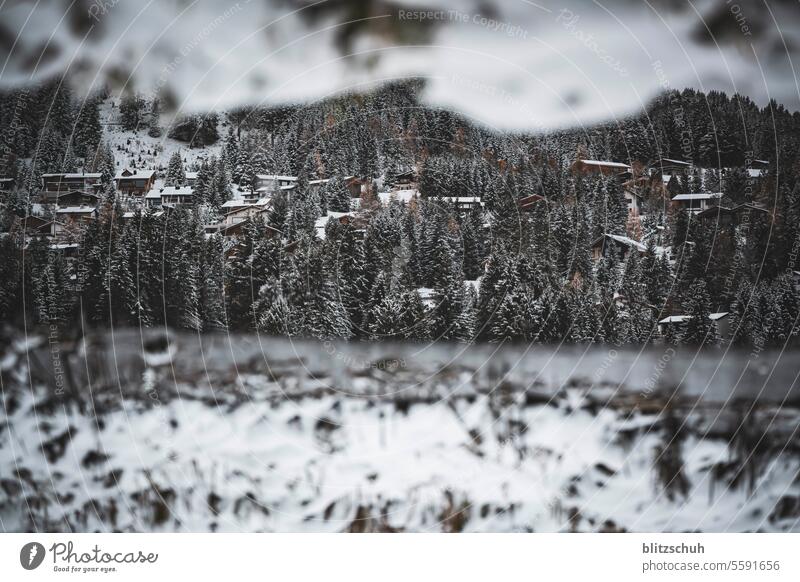 Spiegelung von Häuser in einem Bergsee, Bild gedreht Reflexion & Spiegelung Spiegelung im Wasser See ruhig Wasserspiegelung Wasseroberfläche Natur Idylle