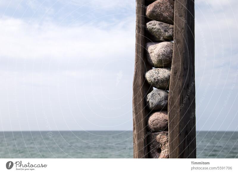 Horizontal und Vertikal Kunst Kunstwerk Holz Steine Ostsee Wasser Meer Himmel blau Wolken Ferien & Urlaub & Reisen Menschenleer Farbfoto horizontal vertikal
