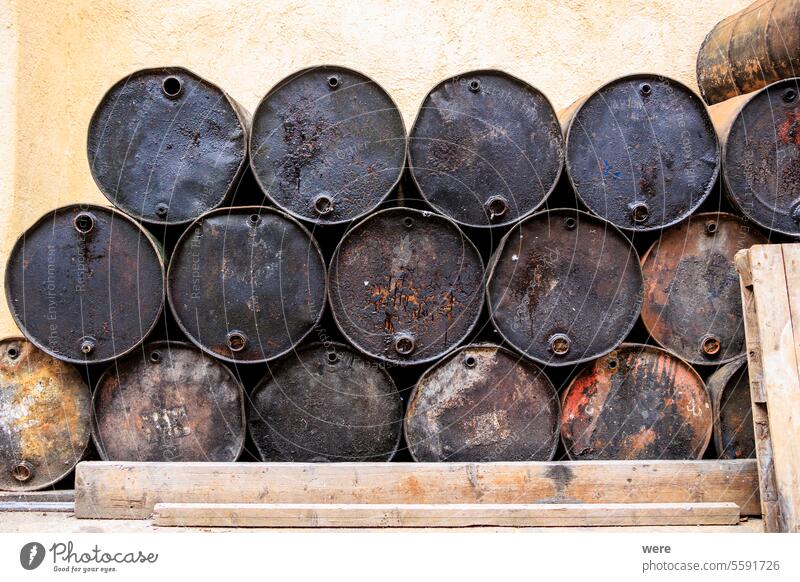 Verschiedene schwarze geteerte Ölfässer in drei Reihen auf der Insel Korfu gestapelt Strände Byzantinische Kirchen Korfu-Stadt Kristallklares Wasser Kultur