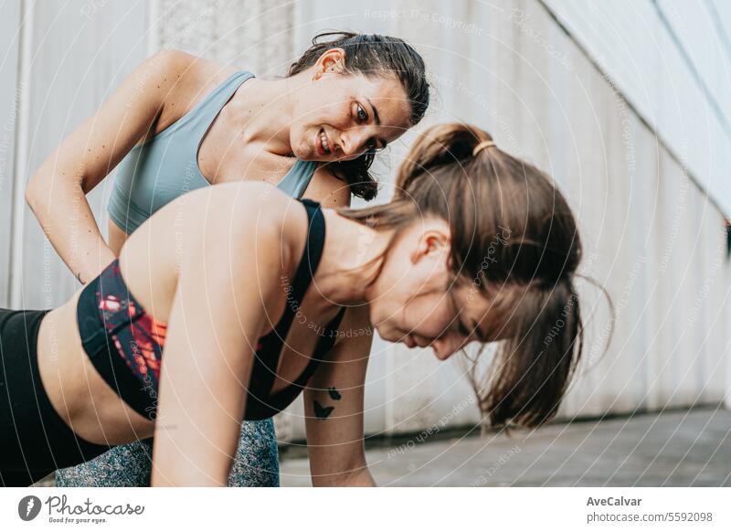 Zwei Freunde erläutern Übungen zur Stärkung der Muskeln. Die Freundschaft unterstützt und motiviert. Paar Frau Mann im Freien urban Training Zusammensein jung