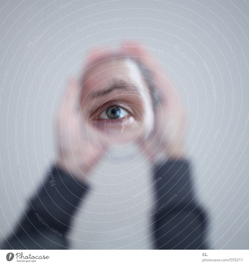 spiegel Mensch maskulin Mann Erwachsene Auge 1 30-45 Jahre beobachten Blick einzigartig nah grau achtsam Ehrlichkeit Neugier Zukunftsangst Schüchternheit eitel