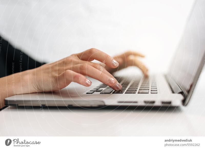 Close up Frau die Hände tippen auf Laptop-Tastatur im Büro zu Hause. Geschäftsfrau oder Student Mädchen mit PC für Online-Internet-Marketing, freiberuflich, Arbeit von zu Hause, Bildung online, Fernstudium