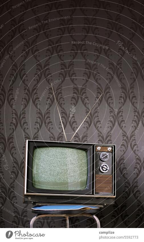 Very Vintage Television Textfreiraum oben Farbfoto Hocker Siebziger Jahre Antenne Bildschirm Fernseher Werbebranche Medienbranche Wohnzimmer Raum