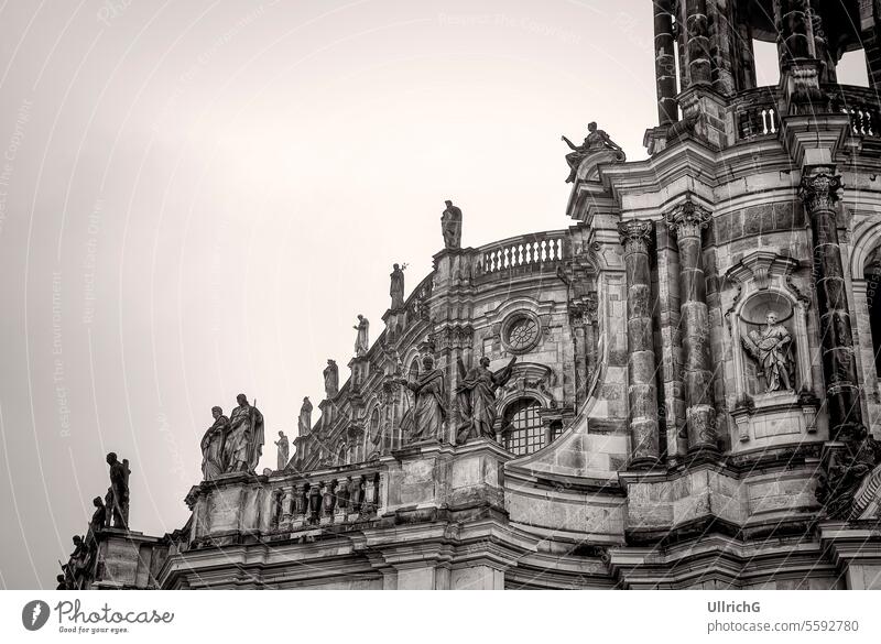 Katholische Hofkirche Dresden, Sachsen, Deutschland Dresdener Kathedrale Kirche Balustrade Teilansicht detailliert Dach Sandstein Kunstgeschichte aufgeführt