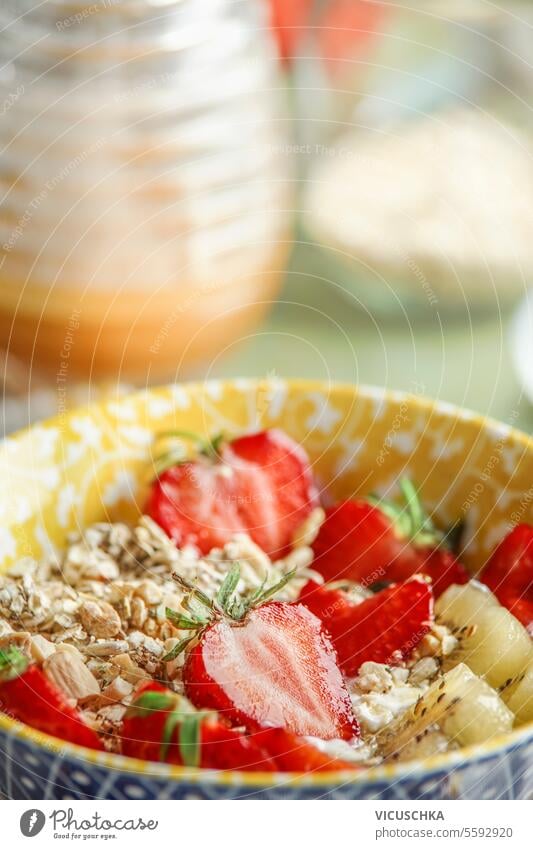 Nahaufnahme einer Frühstücksschüssel mit Müsli und Beeren abschließen Frühstücksschale Erdbeeren Lebensmittel Schalen & Schüsseln Mahlzeit Gesundheit