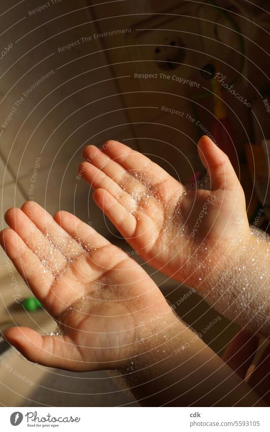 Händewaschen | Zeig her deine Hände… | Kleinkind-Hände voller Seifenschaum werden bewundert und gewaschen. Kinderhände Kinderhand Hand Kindheit Finger Freude