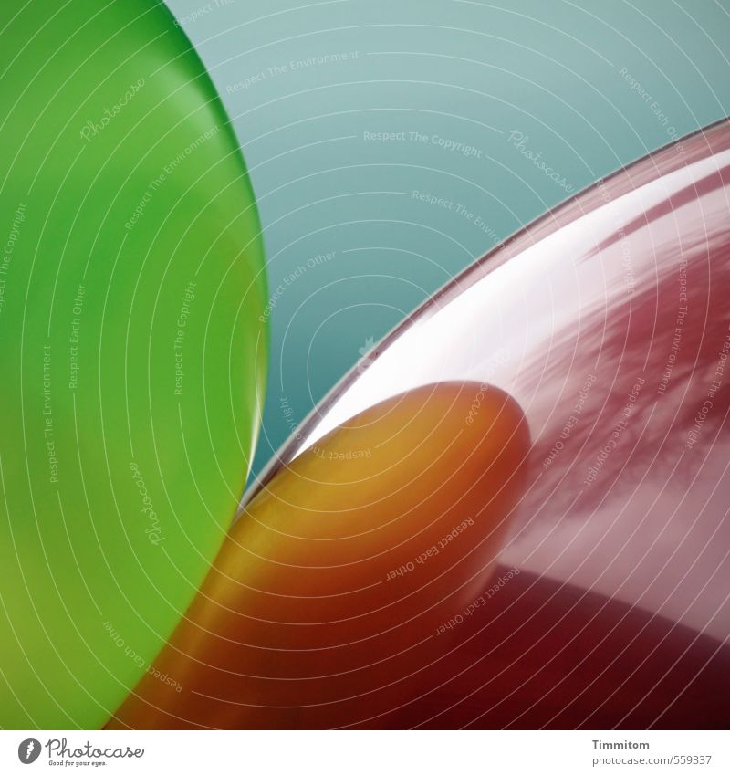 piekst| eeecht? cool! Feste & Feiern Luftballon Linie berühren ästhetisch einfach blau grün rot Freude Reflexion & Spiegelung Schatten Kurve Farbfoto