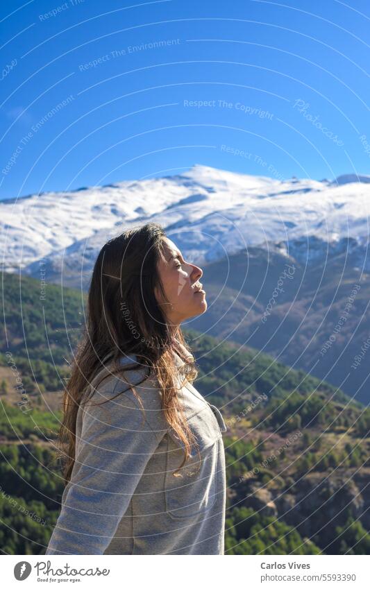 latina frau, lange haare, frische luft atmen auf dem berggipfel, sierra nevada spanien lateinamerikanerin Reiseziele Ferien Höhe Andalusien schöne Frau Atmung