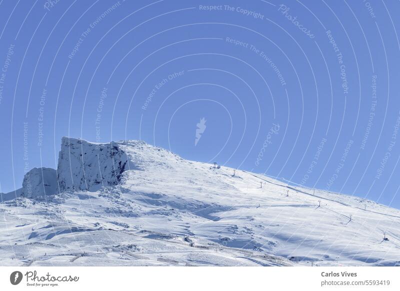 schneebedeckter berg, veleta spitze 3394 meter hoch, im betischen gebirge Abenteuer alpin Andalusia Kordilleren Kamm berühmt Nebel Frischluft Gletscher Granada