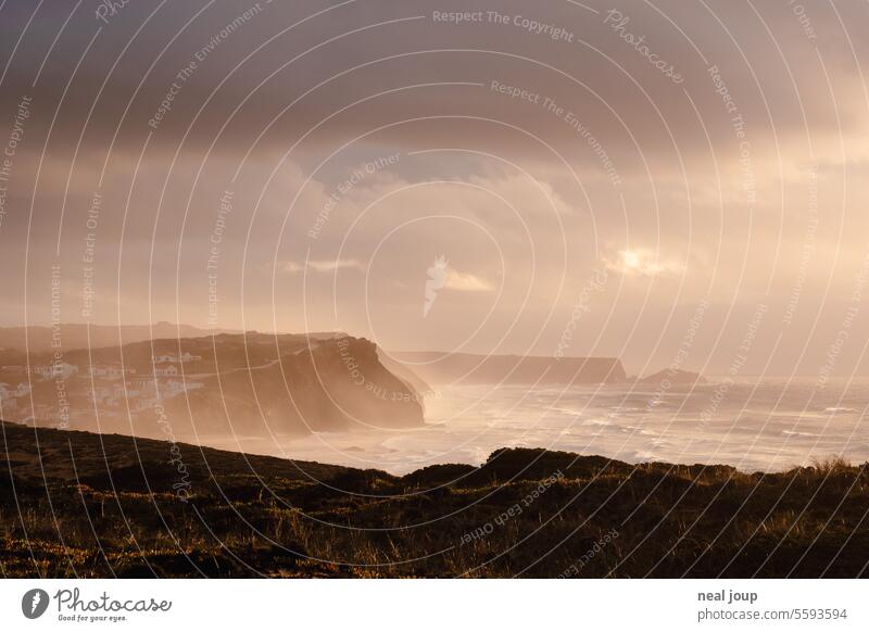 Steilküste im dramatischen Abendlicht eines Sturms Natur Landschaft Küste Meer Stimmung Wellen Brandung Klippen Panorama wild stürmisch Wolkenhimmel Abendrot