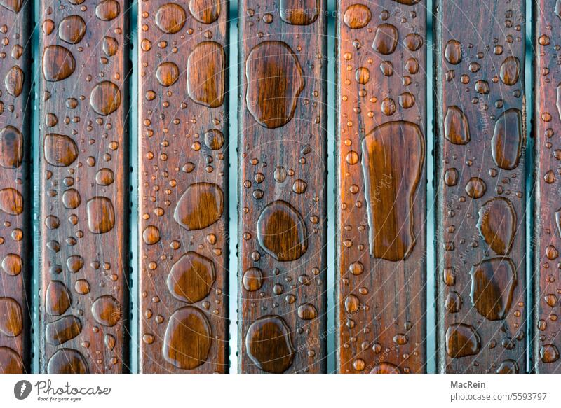 Wassertropfen auf einem Holztisch Tropfen Regentropfen Nass
