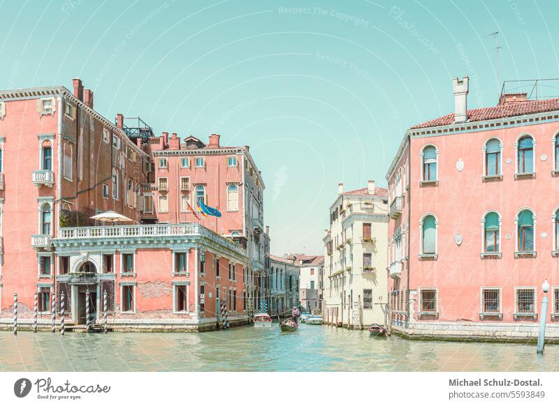 Blassrote Palazzi am Canal Grande in Venedig venedig pastell farbe bunt häuser wasser hafen lagune dämmerung abend gondel palazzi sunset sonnenuntergang venice