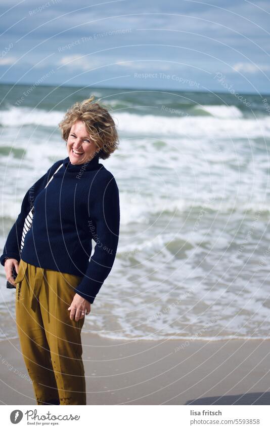LEBENSFREUDE - GENIESSEN Frau 30 bis 40 Jahre am Meer Sylt lachen Spaß haben kühl Herbst Erwachsene Farbfoto Außenaufnahme Wellen Erholung glücklich