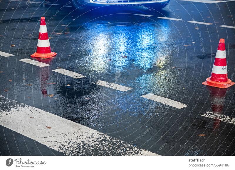 Nasse Straße Unfall Polizei Absprrung nasse Straße Regen Winter Herbst Verkehr Verkehrswege Unfallgefahr Autofahren automobil Straßenverkehr Straßenbelag