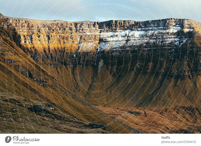 mittendrin auf der Färöer Insel Streymoy Färöer-Inseln Färöerinseln Schafsinseln Felswand Norðadalsskarð Viewpoint Felsenwand felsig uralt hügelig basaltisch