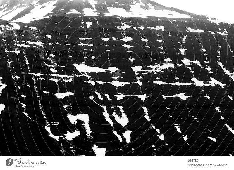Schneespuren auf einer Bergseite auf Island isländisch Schneeschmelze Schneereste Felsen Hügel isländische Natur isländische Landschaft Islandbild Islandreise