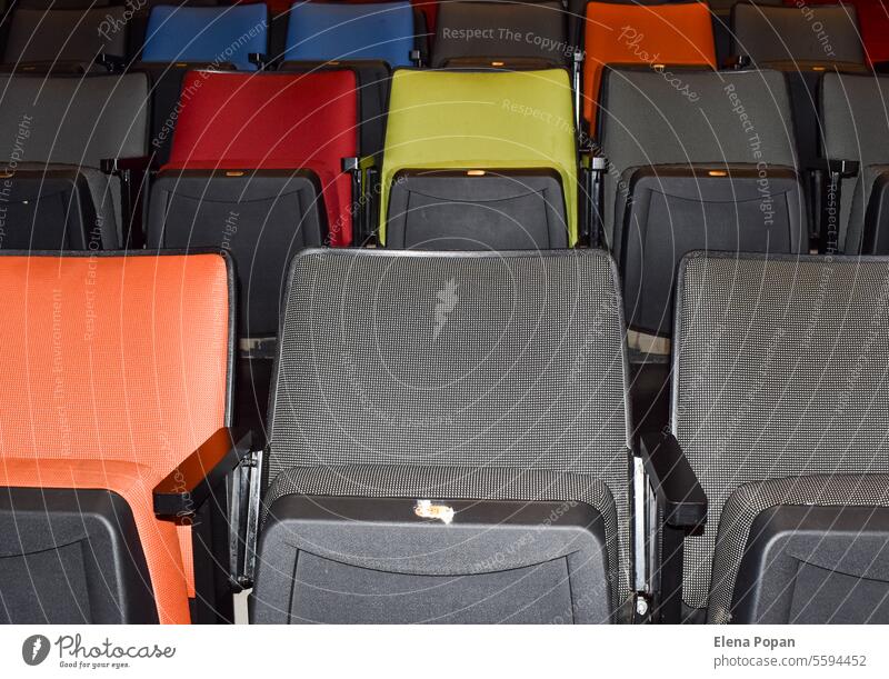 Farbige Stühle in einem Kino #Stühle #pattern Farben Ähnlichkeit Verschiedenheit Zuschauerschaft rot blau gelb orange grau Saal Theater