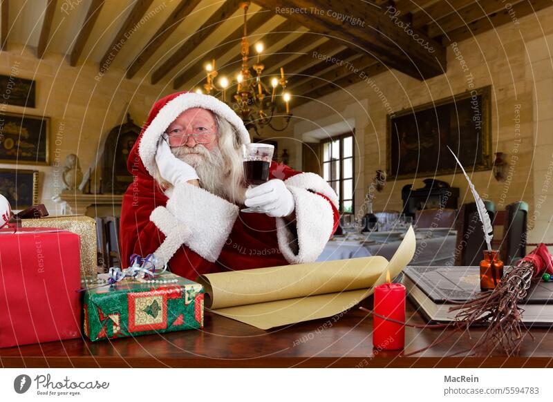 Nikolaus gönnt sich ein Glas Wein nach getaner Arbeit Weihnachtmann St. Claus Büro Weihnachten Weihnachtszeit Advent
