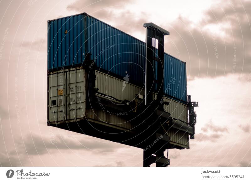 Container mit Hebesystem Güterverkehr & Logistik Handel Wirtschaft Containerverladung Himmel Wolken Sonnenlicht Schatten Gegenlicht Technik & Technologie