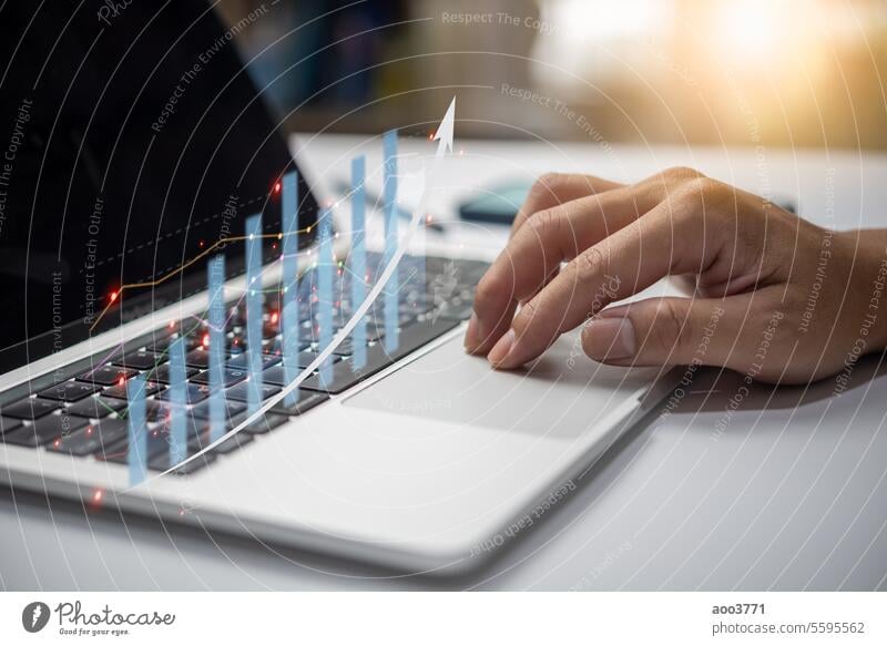 Geschäftsmann analysieren Finanzdaten Diagramm der Statistik und Grafik mit Pfeil. Business-Strategie Entwicklung und wachsende Wachstumsplan. Laptop