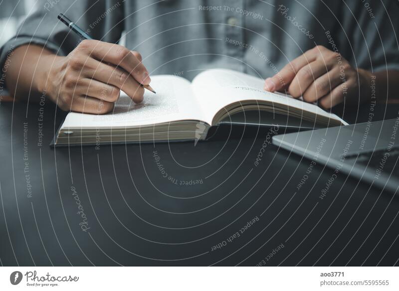 Mann Hände mit Stift schreiben auf Notebook im Büro.Lernen, Bildung und work.writes Ziele, Pläne, machen zu tun und Wunschliste auf dem Schreibtisch. Inhalt