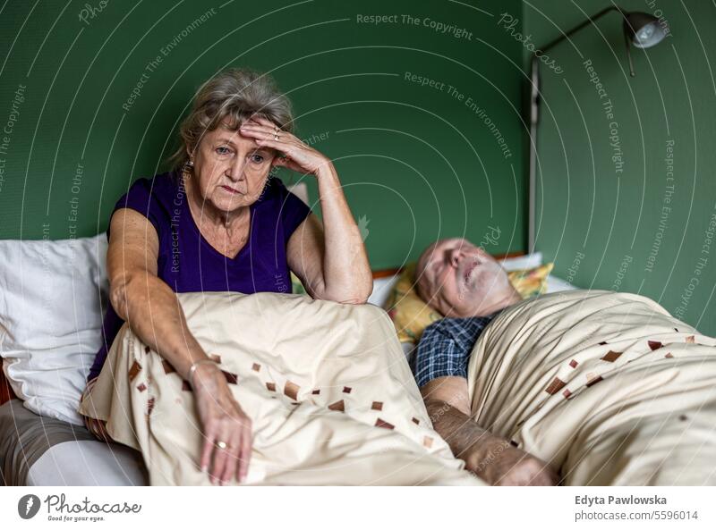 Ältere Frau kann nicht schlafen, weil ihr Mann schnarcht echte Menschen Senior reif männlich Paar Zusammensein Kaukasier älter heimwärts Haus alt Alterung
