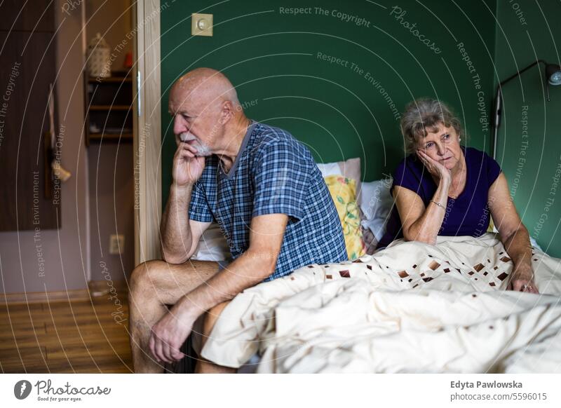Ein älteres Paar sitzt auf dem Bett und hat Beziehungsprobleme echte Menschen Frau Senior reif männlich Mann Zusammensein Kaukasier heimwärts Haus alt Alterung