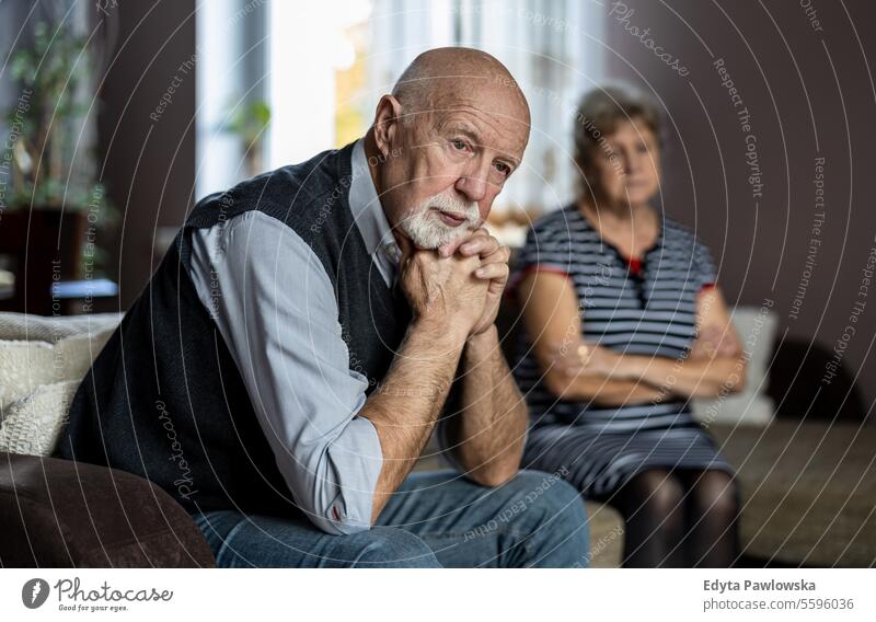 Älteres Paar sitzt zu Hause auf dem Sofa und hat ein Beziehungsproblem echte Menschen Frau Senior reif männlich Mann Zusammensein Kaukasier älter heimwärts alt