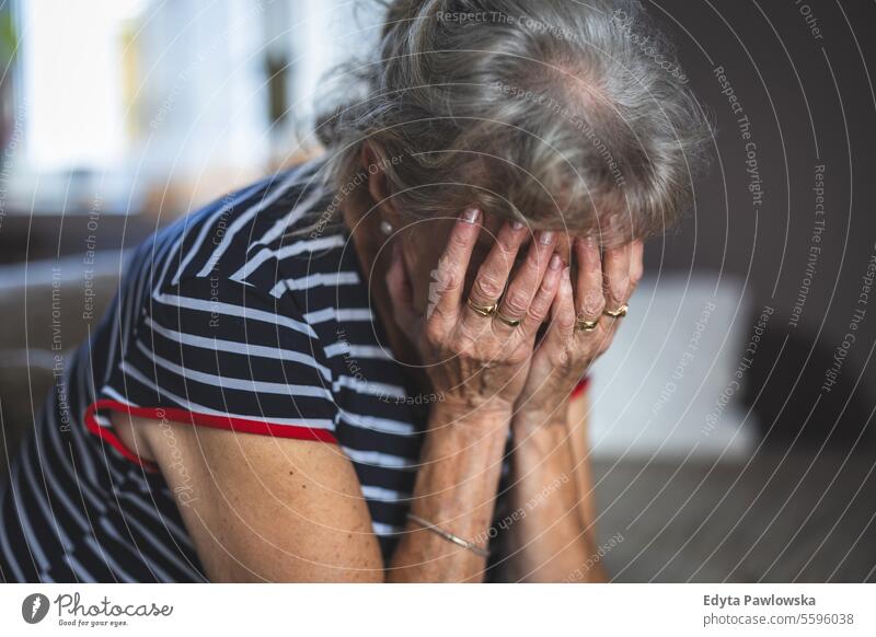 Depressive ältere Frau bedeckte ihr Gesicht mit beiden Händen Pflegeheim Demenz Alzheimer Geriatrie verwirrt Kopfschmerzen Depression Schmerz Traurigkeit müde