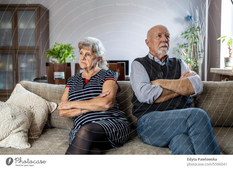 Älteres Paar sitzt zu Hause auf dem Sofa und hat ein Beziehungsproblem echte Menschen Frau Senior reif männlich Mann Zusammensein Kaukasier älter heimwärts alt