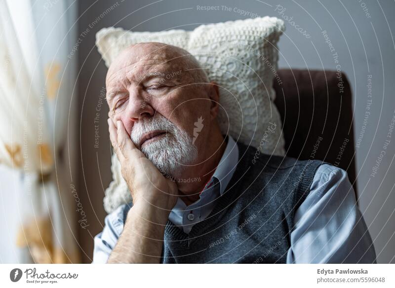 Älterer Mann schläft in einem Sessel zu Hause echte Menschen Senior älterer Erwachsener reif männlich Kaukasier heimwärts alt Alterung häusliches Leben