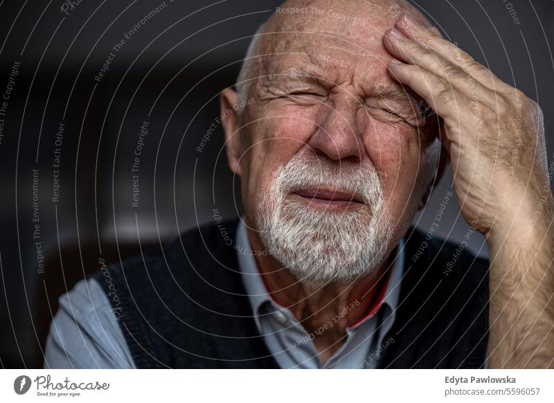 Porträt eines älteren Mannes, der an Kopfschmerzen leidet echte Menschen Senior älterer Erwachsener reif männlich Kaukasier heimwärts Haus alt Alterung