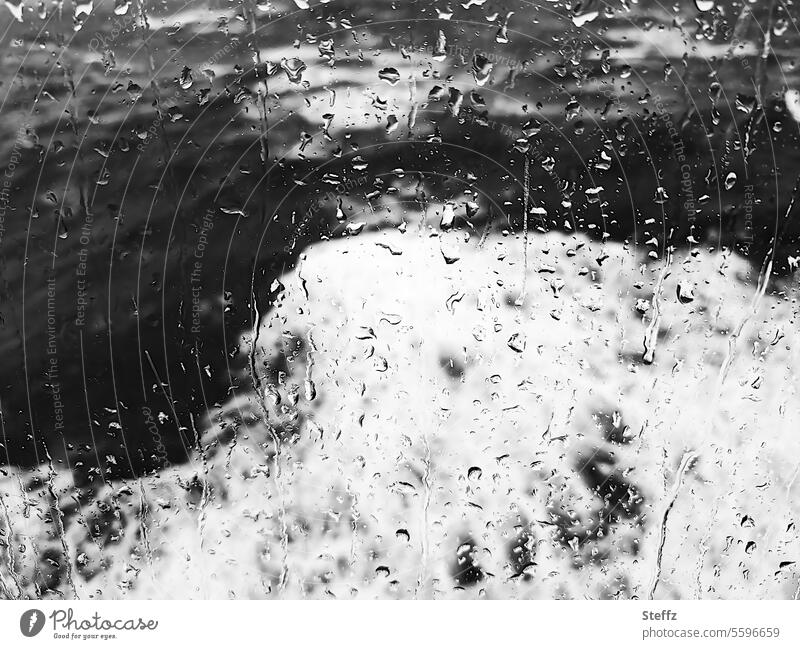Sturm und Regen hinter der Fensterscheibe stürmisches Meer Nordsee Naturgewalt Wellen Orkanwellen Sturmwellen stürmisches Wetter Scheibe Wellengang Glasscheibe