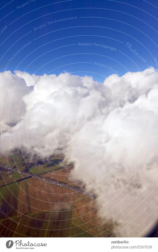 Erde, Wolken, Himmel abflug ankunft erde ferne flughafen flugplatz flugreise flugverkehr flugzeugstart landung rollbahn tourismus vogelperspektive weite wolken