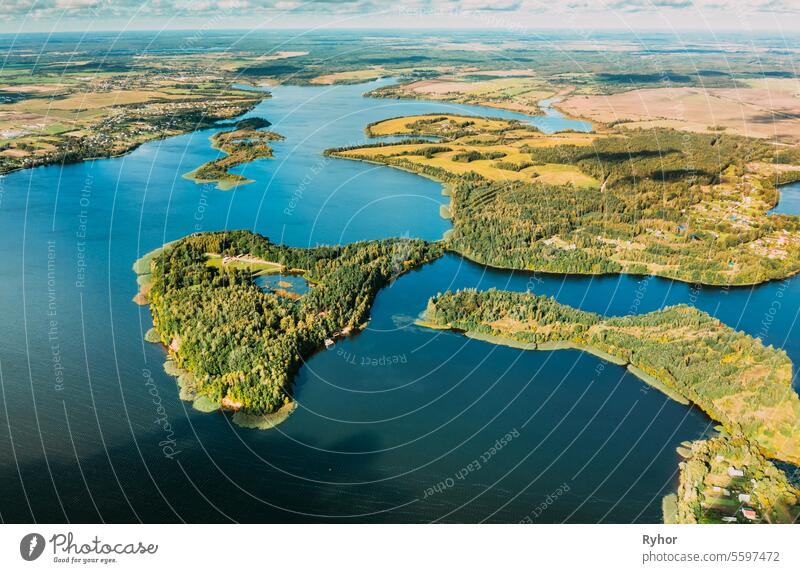 Bezirk Lyepyel, Region Witebsk, Belarus. Luftaufnahme von Lepel See mit natürlichen kleinen Inseln Bezirk Beloozerny Antenne Einstellung Herbst schön