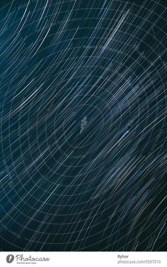 Meteore Trace On Night Dark Blue Sky Hintergrund. Spin of Unusual Amazing Stars Effect In Sky. Abstract Bewitching Illusion von Star Trails. Weiche Farben