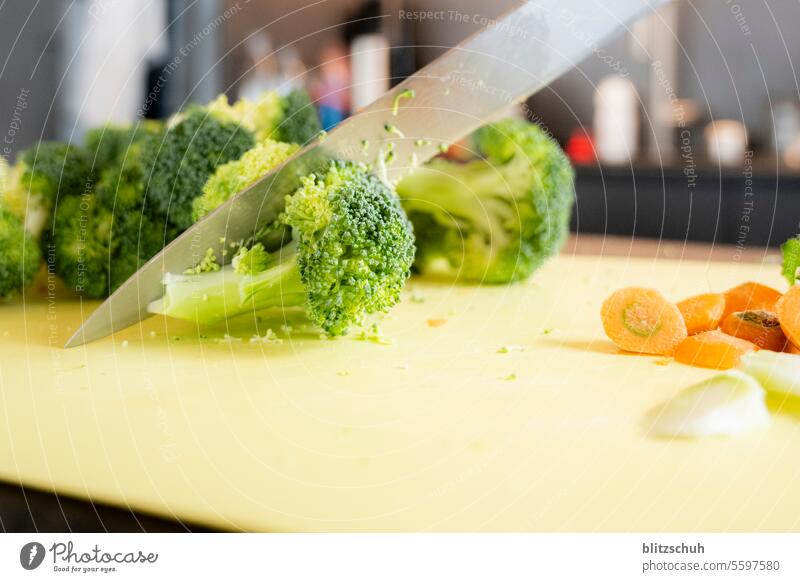 Frischer Broccoli wird geschnitten Lebensmittel Gemüse Farbfoto Nahrungsmittel Bioprodukte Vegetarische Ernährung Gesundheit Vegane Ernährung Foodfotografie