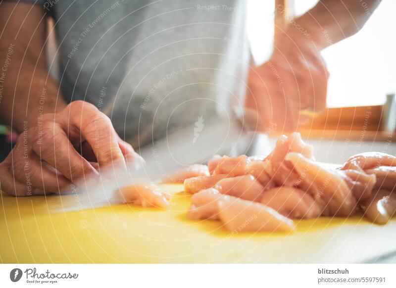 Frisches Poulet wird geschnitten poulet hühnchen küche kochen schneiden zuhause pouletbrust küchenarbeit Ernährung Messer Vorbereitung kochen & garen frisch