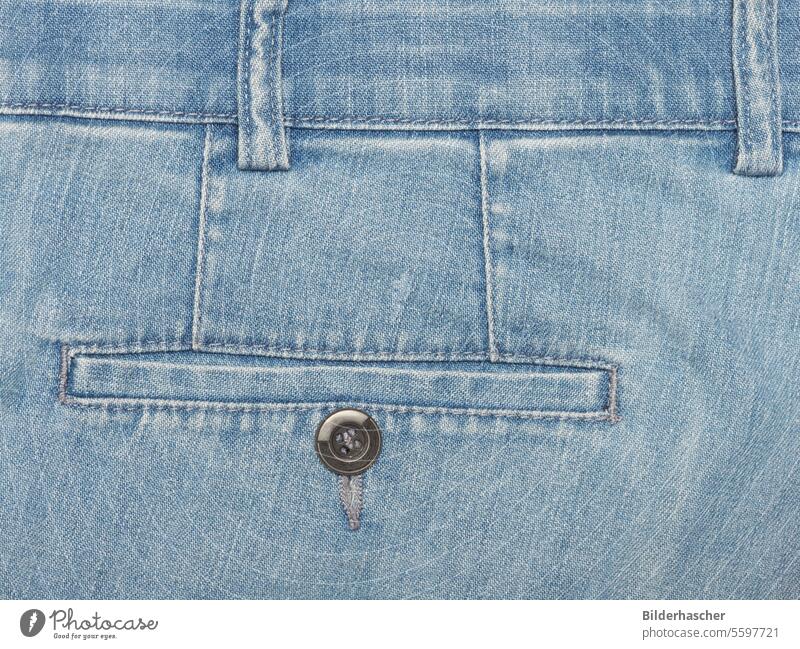 Detail von hellblauer Jeanshose mit Hosentasche und Gürtelschlaufe jeanshose hosentasche hosenknopf gürtelschlaufe naht gesäßtasche hosennaht jeansstoff