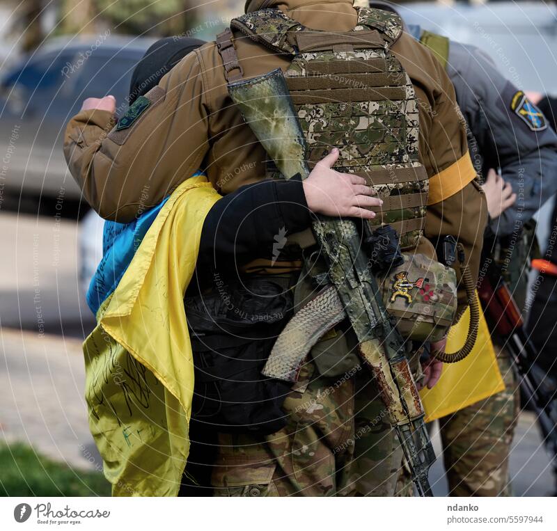 Ukraine, Cherson - 14. November 2022: Ein Junge umarmt einen ukrainischen Soldaten am Tag der Befreiung der Stadt von der russischen Besatzung Kherson