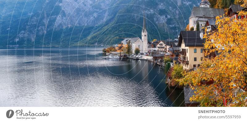 Panoramablick auf die schöne Stadt Hallstatt und den Hallstattersee in Österreich alpin Alpen Architektur Österreicher Herbst Boot atemberaubend Gebäude