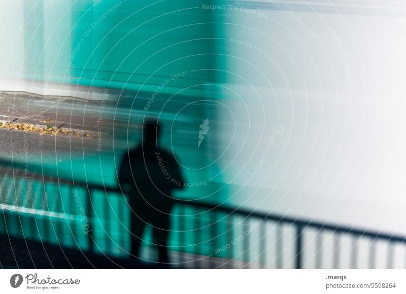 Moment Schatten Experiment stehen 1 Mensch Ganzkörperaufnahme Langzeitbelichtung Einsamkeit einfach Geländer Straße Silhouette anonym abstrakt Selbstständigkeit