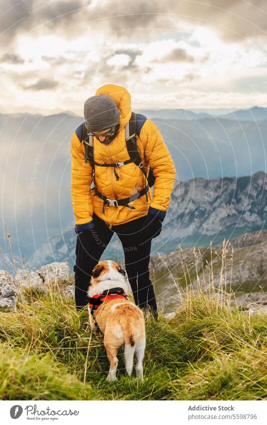 Sport und Aktivitäten in der Natur Mann Hund Erwachsener Wanderung reisen Klettern Gipfel Abenteuer Paar Berge u. Gebirge Trekking Gesundheit Wanderer Menschen