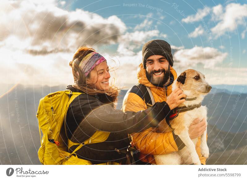 Menschen beim Trekking in den Bergen Mann Frau Hund Paar Familie wandern Berge u. Gebirge Sport im Freien Streicheln Wanderung Spaziergang aktiv außerhalb