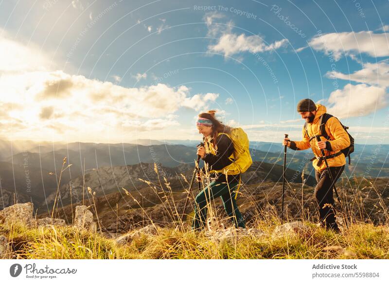 Sport und Outdoor-Aktivitäten Frau Mann Erwachsener Mitte weiß Wanderung Aufstieg Paar Berge u. Gebirge Abenteuer Sonnenuntergang Rucksack Natur Tourist reisen