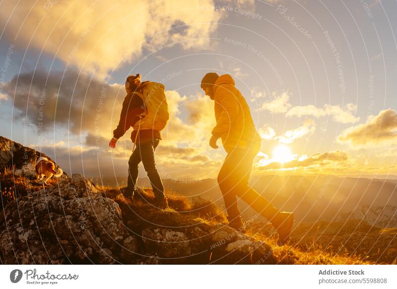 Wandern in den Bergen bei Sonnenuntergang Mann Frau Paar Wanderung Trekking Sport Übung Fitness Spaziergang Berge u. Gebirge Erwachsener jung Kaukasier